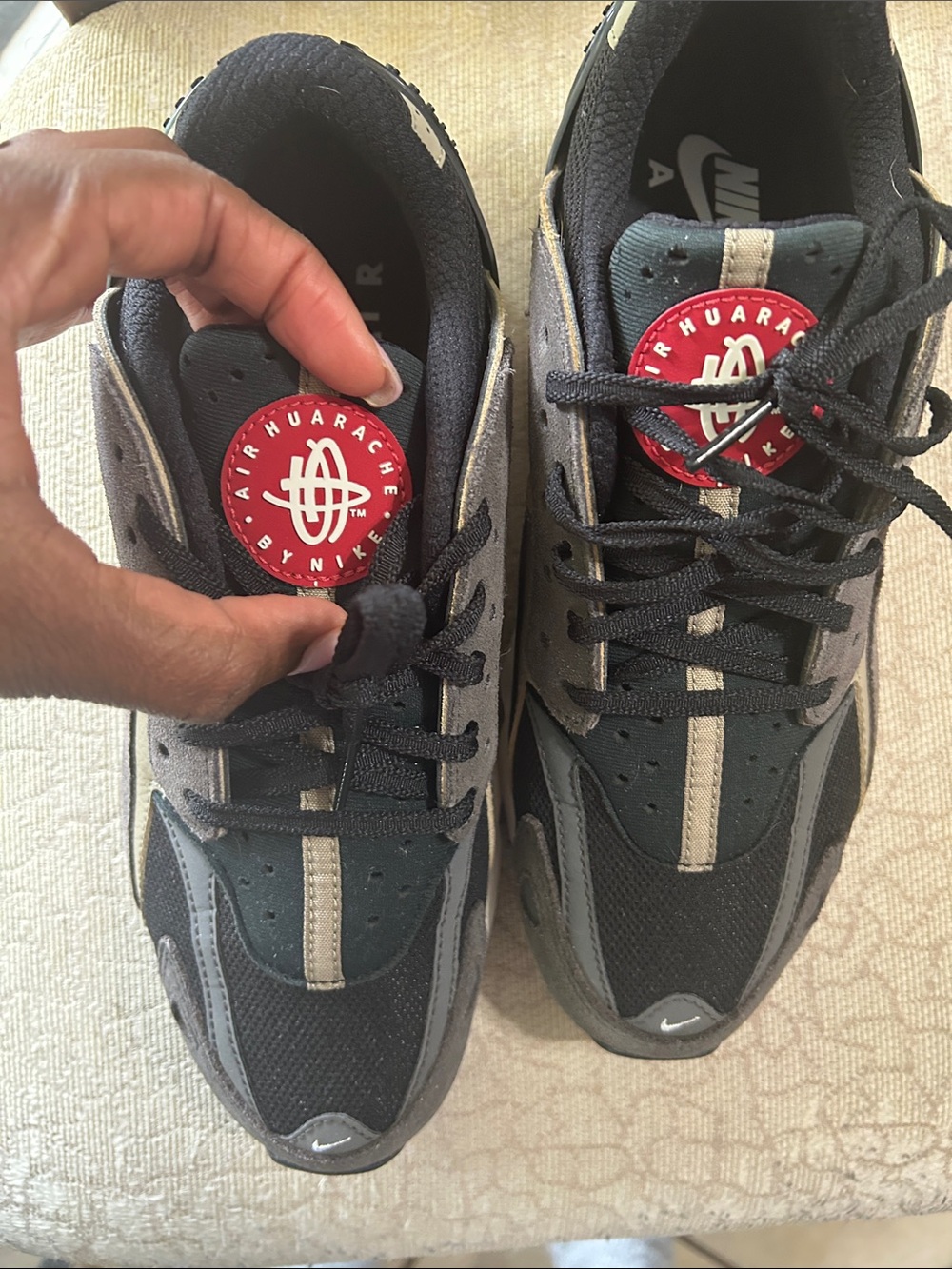 Nike Black and Gray Huarache Sneakers with Red Logo size 7.5 men’s 9.5 women - Picture 5 of 8